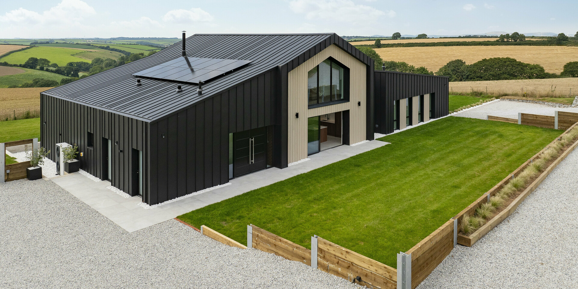 csm_Vorderseite-schraeg-The-Hide-Cornwall-PREFALZ-Dach-Fassade-Anthrazit-3deep-Media_e3be119ea8